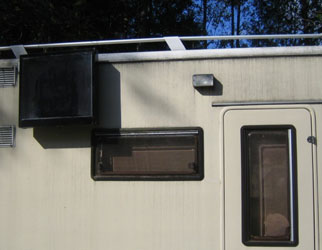 Enean-aurinkolämmitin asennettuna matkailuautoon