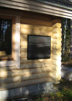 Enean-mökkilämmitin asennettuna hirsimökkiin...